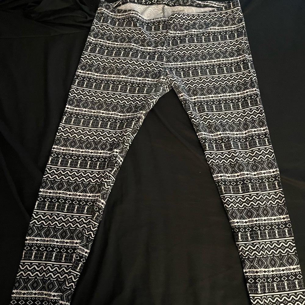 Junior’s Arizona Jeans Co. black and white patterned leggings in size xxl.